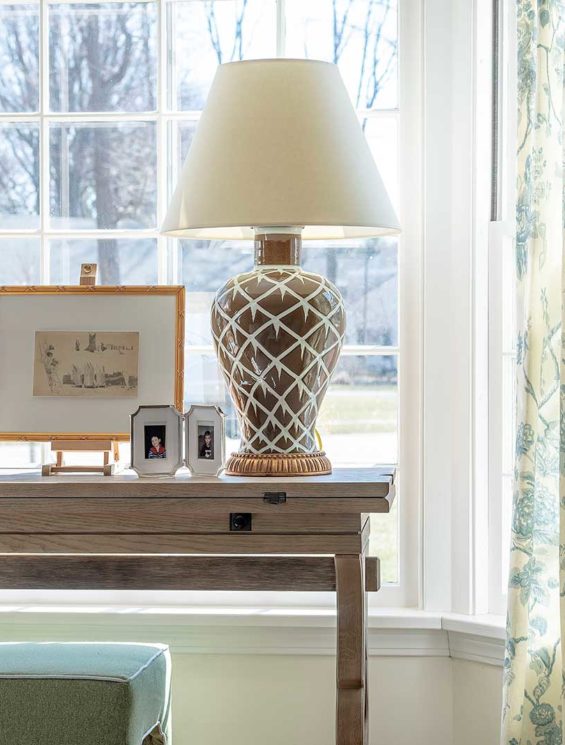 KIPLING-HOUSE-INTERIORS-NANTUCKET-LIVING-ROOM-LAMP