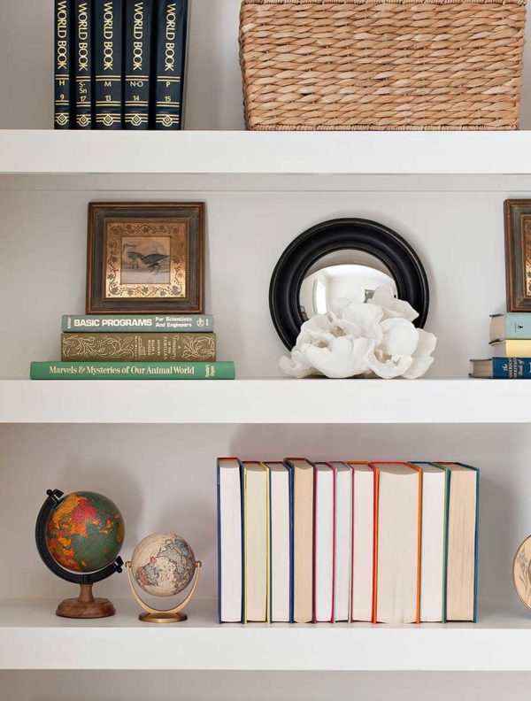 KIPLING-HOUSE-INTERIORS-NANTUCKET-LIVING-ROOM-SHELF-DETAIL