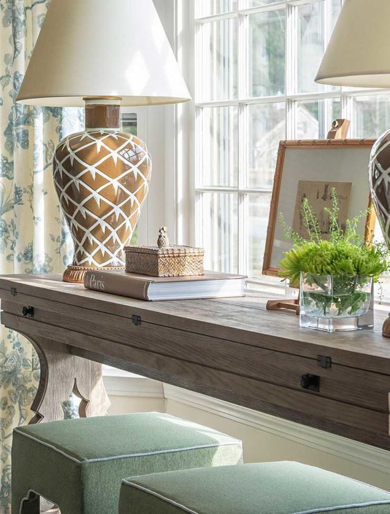 KIPLING-HOUSE-INTERIORS-NANTUCKET-LIVING-ROOM.-CONSOLE